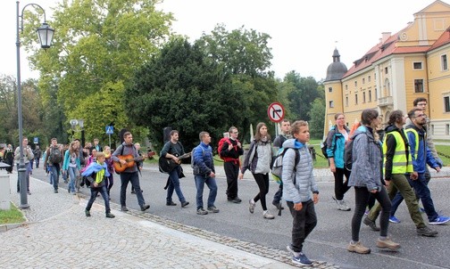 Deszcz "szedł" przed nimi