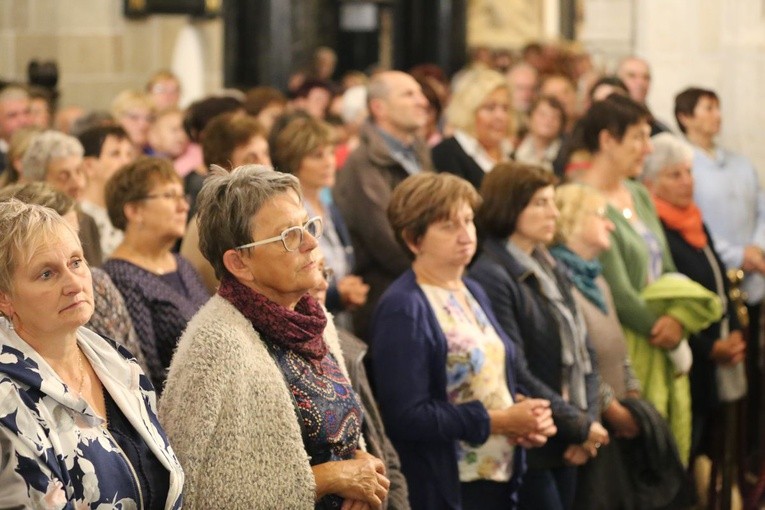 Pielgrzymi w archikatedrze waweskiej