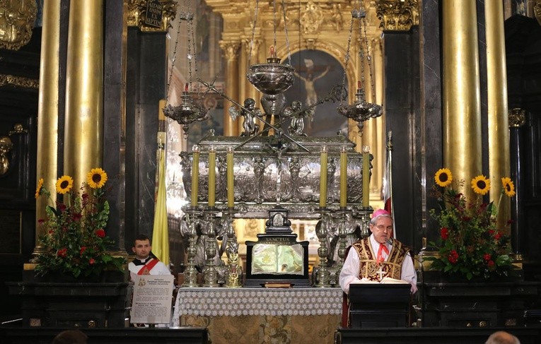 Pielgrzymi w archikatedrze waweskiej