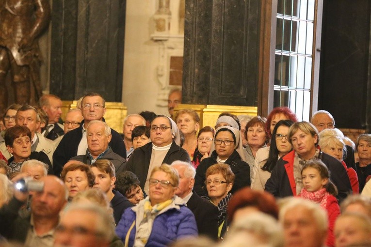 Pielgrzymi w archikatedrze waweskiej