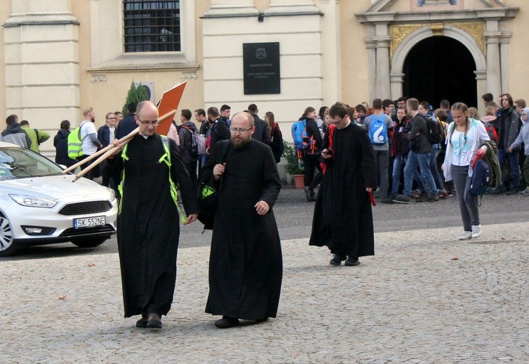 Nocna pielgrzymka młodzieży