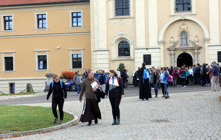 Nocna pielgrzymka młodzieży