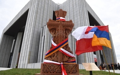 Chaczkar przed Świątynią Opatrzności