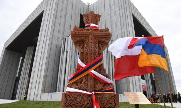 Chaczkar przed Świątynią Opatrzności