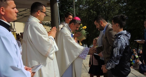 Rodziny w procesji z darami w czasie Eucharystii