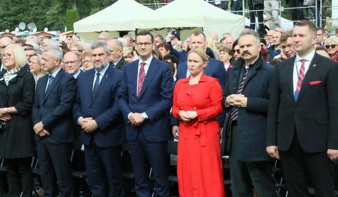 Premier Mateusz Morawiecki ze swymi współpracownikami uczestniczyli w uroczystościach w Wąwolnicy