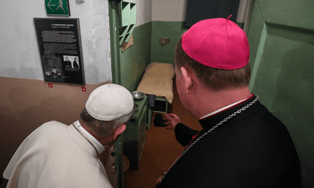 Franiszek ogląda jedną z więziennych cel