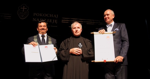 Od lewej: Zbigniew Sienkiewicz, o. Jerzy Chrzanowski CP i Dariusz Misztal