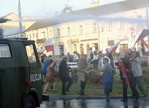 Na demonstrujących robotników wysłano oddziały ZOMO i wozy z armatkami wodnymi.