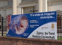 Billboard na ogrodzeniu kościoła NSJ.