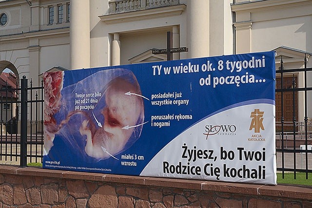 Billboard na ogrodzeniu kościoła NSJ.