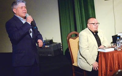 	Promocja odbyła się w radomskiej „Resursie”. O publikacji i autorze (z prawej) opowiadał historyk Przemysław Bednarczyk.