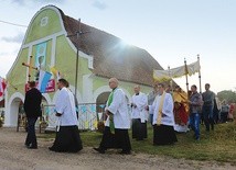 Uroczystości zakończyła procesja wokół kaplicy. 