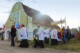 Uroczystości zakończyła procesja wokół kaplicy. 