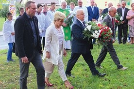 	Po odśpiewaniu hymnu państwowego nastąpiło złożenie kwiatów. 