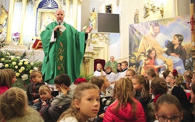 O. Jerzy Chrzanowski CP prowadzi naukę dla dzieci podczas Mszy św. 