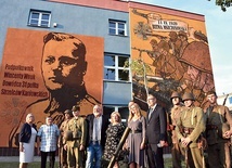 Malunki upamiętniają bohaterów bitwy mszczonowskiej.