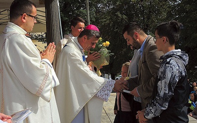 ▲	Rodziny w procesji z darami w czasie Eucharystii.