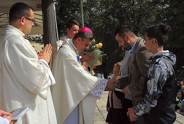 ▲	Rodziny w procesji z darami w czasie Eucharystii.