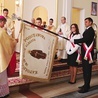 ▲	Biskup Roman Pindel pobłogosławił sztandar oraz nowe skrzydło budynku szkoły.