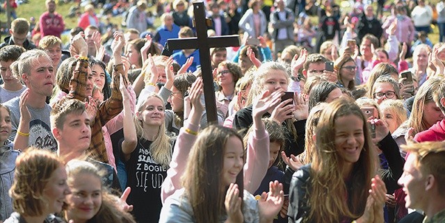 ▲	Scena nad Jeziorem Łańskim falowała w rytm hip-hopu. Muode Koty porwały uczestników w świat muzyki,  gdzie najważniejszy  jest Boży Syn.