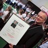 Biskup otrzymał od nauczycieli i uczniów specjalny prezent – szkolną legitymację.