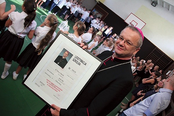 Biskup otrzymał od nauczycieli i uczniów specjalny prezent – szkolną legitymację.