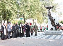 Autorem monumentu jest prof. Robert Sobociński.  Na zdjęciu: Modlitwa przed poświęceniem pomnika.