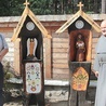 ▲	O. Jędryszek z Markiem Nowiczem, twórcą kaplic z figurami św. Jana Chrzciciela i Anioła Stróża.