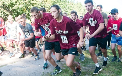 ▲	W biegowych zmaganiach wzięli udział uczniowie klas mundurowych z kilku szkół średnich.