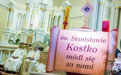 Wiernym towarzyszyły relikwie patrona parafii.