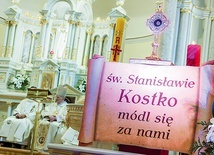 Wiernym towarzyszyły relikwie patrona parafii.