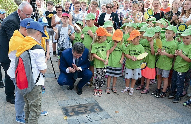 	W Alei Kawalerów Orderu Uśmiechu odsłonięto nowe tablice.