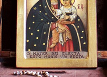 Ikona Matki Boskiej Kochawińskiej i różaniec, które peregrynują  w parafii.