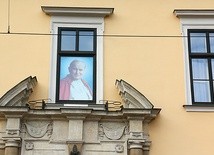 16 października ten widok przejdzie do historii. W oknie papieskim przy ul. Franciszkańskiej 3 pojawi się nowy wizerunek Jana Pawła II, wykonany techniką mozaiki.