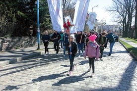 ▲	Starsze i młodsze panie wzięły w tym roku udział w pielgrzymce z Chojnowa do Osłej.