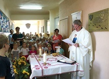 Mała szkoła z wielkim patronem