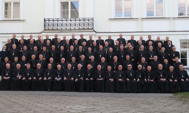Wspólne zdjęcie Episkopatu Polski podczas obrad w Płocku, na terenie Wyższgo Seminarium Duchownego