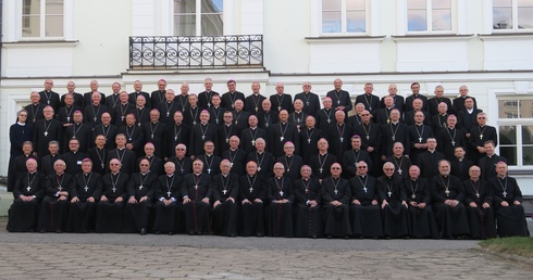 Wspólne zdjęcie Episkopatu Polski podczas obrad w Płocku, na terenie Wyższgo Seminarium Duchownego