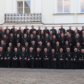 Wspólne zdjęcie Episkopatu Polski podczas obrad w Płocku, na terenie Wyższgo Seminarium Duchownego