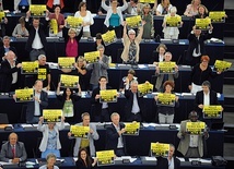 W 2012 roku dyskusja nad prawem ACTA wzbudziła tak duże emocje,  że część europosłów na sali obrad wyraziła demonstracyjnie sprzeciw wobec tego projektu.