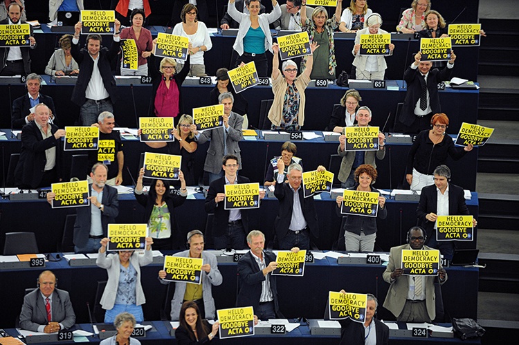 W 2012 roku dyskusja nad prawem ACTA wzbudziła tak duże emocje,  że część europosłów na sali obrad wyraziła demonstracyjnie sprzeciw wobec tego projektu.