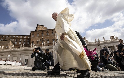 Franciszek od początku pontyfikatu znajduje się „pod ostrzałem” zarówno mediów, jak i krytyków wewnątrz Kościoła.