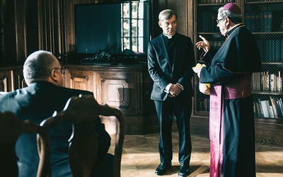 Nagromadzenie zła  na ekranie rodzi pytanie: na ile obraz Kościoła wykreowany przez Smarzowskiego jest zgodny z rzeczywistością? Na zdjęciu Jacek Braciak jako ks. Lisowski i Janusz Gajos w roli biskupa.