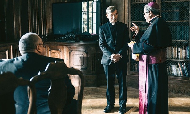Nagromadzenie zła  na ekranie rodzi pytanie: na ile obraz Kościoła wykreowany przez Smarzowskiego jest zgodny z rzeczywistością? Na zdjęciu Jacek Braciak jako ks. Lisowski i Janusz Gajos w roli biskupa.