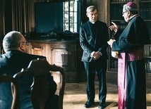 Nagromadzenie zła  na ekranie rodzi pytanie: na ile obraz Kościoła wykreowany przez Smarzowskiego jest zgodny z rzeczywistością? Na zdjęciu Jacek Braciak jako ks. Lisowski i Janusz Gajos w roli biskupa.