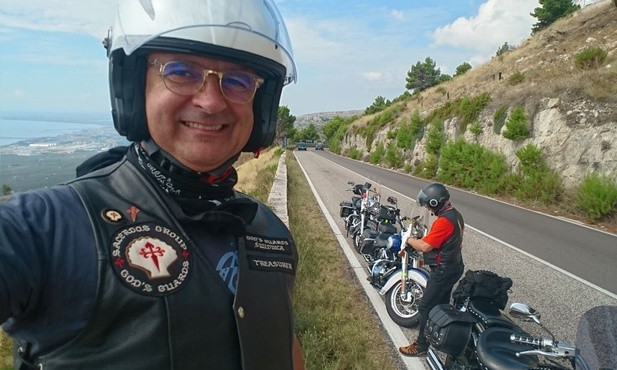 ks. Jarosław Leśniak na trasie pielgrzymki z kompanami. 