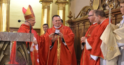 Bp Tomasik przekazał różaniec z relikwiami błogosławionej ks. Grzegorzowi Łabądziowi