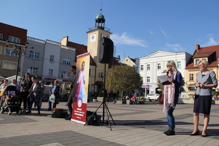 Koronka i uwielbienie Jezusa na rynku w Rybniku