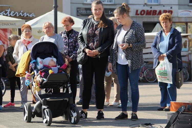 Koronka i uwielbienie Jezusa na rynku w Rybniku